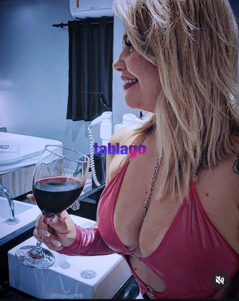 Caroline fotos reais sem enganos vem conhecer me envolvente desinibida